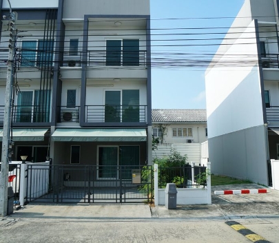  ให้เช่าและขายทาวน์โฮม บ้านกลางเมือง สวนหลวง ซอยเฉลิมพระเกียรติ 28 บ้านแปลงมุม 
