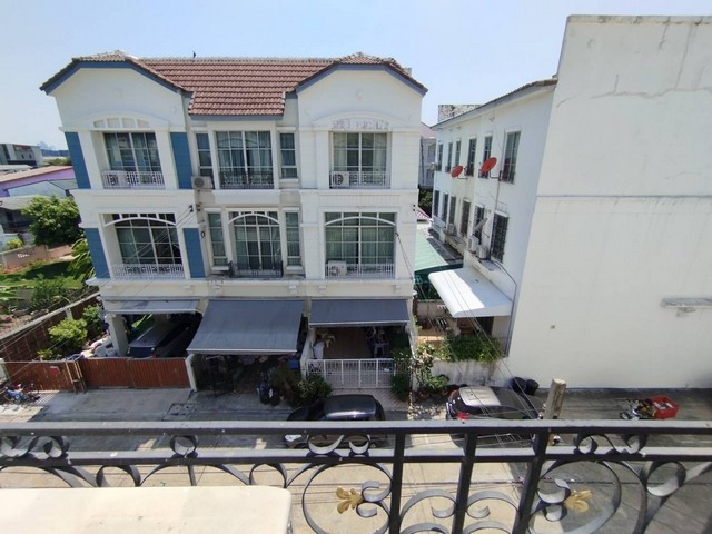 บ้านกลางเมือง Fully Furnished Townhome ลาดพร้าว 3ชั้น ย่านลาดพร้าว กรุงเทพมหานคร