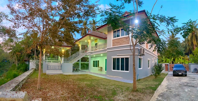 หลังบ้านคลอง  ตลาดน้ำอัมพวา 5นาที ให้เช่าโฮมสเตย์ บ้าน 2ชั้น 5นอน ลมเย็นพักผ่อนได้ รายเดือน รายวัน 7 แอร์  4น้ำ  320 ตร.ว. 350ตร.ม. 