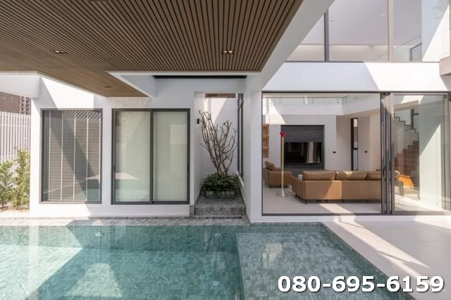 ขายพูลวิลล่าที่เต็มไปด้วยสไตล์ และอาร์ตไอเท็มระดับ ตั้งอยู่บนถนนที่เงียบสงบ ใจกลางเมืองเชียงใหม่ เพียง 5 นาทีจากนิมมานเหมินทร์ และ ห้าง MAYA